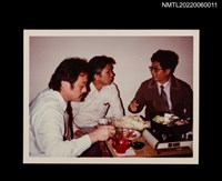 主要名稱：葉笛與友人餐宴交談留影圖檔，第1張，共1張