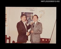 主要名稱：葉笛與友人握手合影圖檔，第1張，共2張