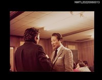 主要名稱：葉笛與友人交談合影圖檔，第1張，共1張