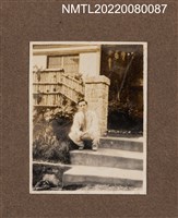 主要名稱：龍瑛宗於某住家前階梯獨照/其他-相簿名稱：龍瑛宗相片集1圖檔，第1張，共1張