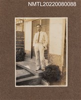 主要名稱：龍瑛宗於某住家門前獨照/其他-相簿名稱：龍瑛宗相片集1圖檔，第1張，共1張