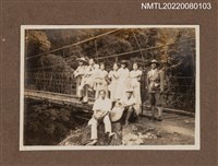 主要名稱：龍瑛宗1938年新春與台灣銀行總行同事旅遊花蓮太魯閣（9人於吊橋合照）/其他-相簿名稱：龍瑛宗相片集1圖檔，第1張，共1張
