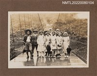 主要名稱：龍瑛宗1938年新春與台灣銀行總行同事旅遊花蓮太魯閣（9人於吊橋合照）/其他-相簿名稱：龍瑛宗相片集1圖檔，第1張，共1張