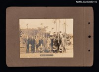 主要名稱：龍瑛宗與13名著西裝男性合照/其他-相簿名稱：龍瑛宗相片集1圖檔，第1張，共1張