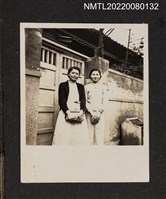主要名稱：兩名女性於平房前合照/其他-相簿名稱：龍瑛宗相片集2圖檔，第1張，共1張