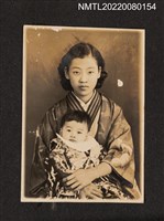 主要名稱：抱著嬰兒的女性獨照/其他-相簿名稱：龍瑛宗相片集2圖檔，第1張，共1張