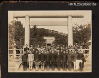 主要名稱：1942年第一回大東亞文學者大會出席者於閉幕式後於伊勢神宮合照/其他-相簿名稱：龍瑛宗相片集2圖檔，第1張，共1張
