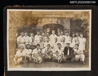 主要名稱：龍瑛宗於臺灣省合作金庫建築前之團體照/其他-相簿名稱：龍瑛宗相片集2圖檔，第1張，共1張