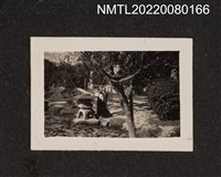 主要名稱：2名男性於荷花池旁合照/其他-相簿名稱：龍瑛宗相片集2圖檔，第1張，共1張