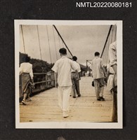 主要名稱：多人走於吊橋之側拍（吊橋搭船出遊照3）/其他-相簿名稱：龍瑛宗相片集2圖檔，第1張，共1張