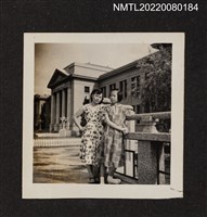 主要名稱：2名女性於台灣博物館旁合照/其他-相簿名稱：龍瑛宗相片集2圖檔，第1張，共1張