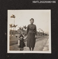 主要名稱：李耐牽女童合照/其他-相簿名稱：龍瑛宗相片集2圖檔，第1張，共1張