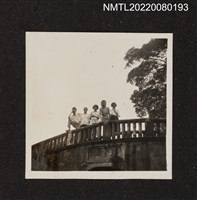 主要名稱：李耐與親友於板橋林本源園邸「橫虹臥月」上合照/其他-相簿名稱：龍瑛宗相片集2圖檔，第1張，共1張