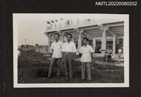 主要名稱：龍瑛宗與2名中年男性於野球場外合照/其他-相簿名稱：龍瑛宗相片集2圖檔，第1張，共1張