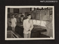 主要名稱：龍瑛宗於展示場地觀看簡報之側拍/其他-相簿名稱：龍瑛宗相片集2圖檔，第1張，共1張