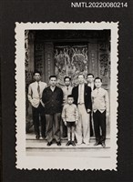 主要名稱：龍瑛宗與5男1童於廟門前合照（廟宇行3）/其他-相簿名稱：龍瑛宗相片集2圖檔，第1張，共1張