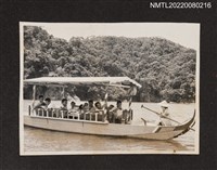 主要名稱：龍瑛宗與9名男性、1名女性船員遊湖之側拍（吊橋搭船出遊照4）/其他-相簿名稱：龍瑛宗相片集2圖檔，第1張，共1張
