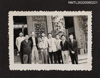 主要名稱：龍瑛宗與8名男姓於廟埕龍柱前合照（廟宇行4）/其他-相簿名稱：龍瑛宗相片集2圖檔，第1張，共1張