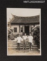 主要名稱：龍瑛宗與2名男性於廟前合照（太僕宮合照2）/其他-相簿名稱：龍瑛宗相片集2圖檔，第1張，共1張
