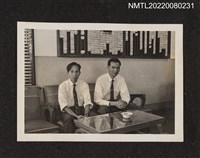 主要名稱：龍瑛宗與同事坐於沙發合照/其他-相簿名稱：龍瑛宗相片集2圖檔，第1張，共1張