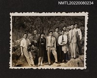 主要名稱：龍瑛宗與7名男性、1名女性於戶外合照（溫泉行2）/其他-相簿名稱：龍瑛宗相片集2圖檔，第1張，共1張