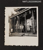 主要名稱：龍瑛宗與2名男性於關渡宮正殿前合照（關渡宮之行1）/其他-相簿名稱：龍瑛宗相片集2圖檔，第1張，共1張