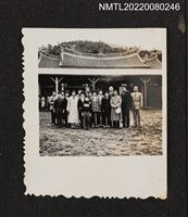 主要名稱：龍瑛宗等17人於廟宇建築前空地合照（關渡宮之行2）/其他-相簿名稱：龍瑛宗相片集2圖檔，第1張，共1張