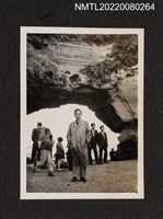 主要名稱：龍瑛宗於海蝕洞獨照（野柳行2）/其他-相簿名稱：龍瑛宗相片集2圖檔，第1張，共1張