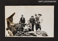 主要名稱：龍瑛宗等6人於「石鶯」上合照（野柳行3）/其他-相簿名稱：龍瑛宗相片集2圖檔，第1張，共1張