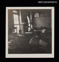 主要名稱：王詩琅於學友書局編輯部辦公室工作情景照（1955-12）圖檔，第1張，共2張