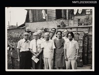 主要名稱：王詩琅等10人於民宅前合照（1974-10）圖檔，第1張，共2張
