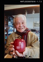 主要名稱：李錦上於室內手捧蘋果獨照（2021）圖檔，第2張，共3張