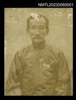 主要名稱：吳鸞旂蓄鬍穿著長衫上半身獨照-1/其他-：吳鸞旂家族相簿-001圖檔，第1張，共2張