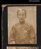 主要名稱：吳鸞旂蓄鬍穿著長衫上半身獨照-1/其他-：吳鸞旂家族相簿-001圖檔，第2張，共2張