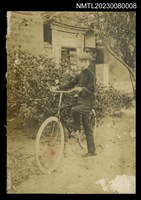 主要名稱：吳鸞旂男性親人手扶鐵馬獨照/其他-：吳鸞旂家族相簿-008圖檔，第1張，共2張