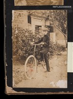 主要名稱：吳鸞旂男性親人手扶鐵馬獨照/其他-：吳鸞旂家族相簿-008圖檔，第2張，共2張