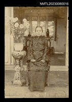 主要名稱：吳鸞旂家族女性端坐獨照/其他-：吳鸞旂家族相簿-016圖檔，第1張，共2張