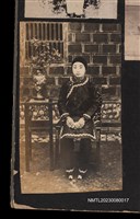主要名稱：吳鸞旂家族年輕女性端坐獨照/其他-：吳鸞旂家族相簿-017圖檔，第2張，共2張