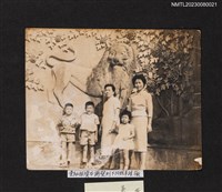 主要名稱：吳鸞旂後世家族成員於祖墳留影/其他-：吳鸞旂家族相簿-021圖檔，第2張，共2張