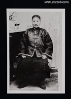 主要名稱：賴世觀坐姿照（翻拍照）圖檔，第1張，共1張