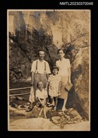 主要名稱：蔡如生、蘇鑾、蔡長嘉、蔡秀子家庭岀遊照（1930）圖檔，第1張，共1張