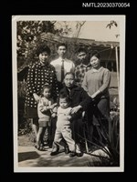 主要名稱：蘇鑾等5人及2名孩童於屋外合照圖檔，第1張，共1張