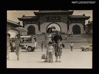 主要名稱：蘇鑾等4人於不二門前合照圖檔，第1張，共1張