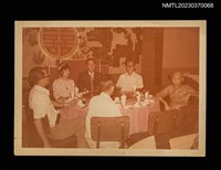 主要名稱：蘇鑾於婚禮宴席主桌中合照圖檔，第1張，共1張