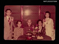 主要名稱：蘇鑾與新人、友人於喜宴中合照圖檔，第1張，共1張