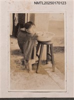 主要名稱：幼年時期呂芳雄於椅凳旁獨照/其他-劃一題名：呂赫若家族相簿圖檔，第1張，共1張