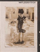 主要名稱：兒童時期呂田鶴手牽幼年時期呂芳雄於門外合影/其他-劃一題名：呂赫若家族相簿圖檔，第1張，共1張