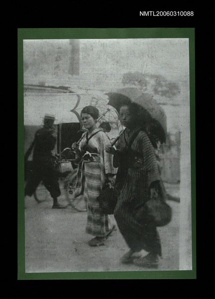 主要名稱：婦人撐傘合照(影本)圖檔，第1張，共1張