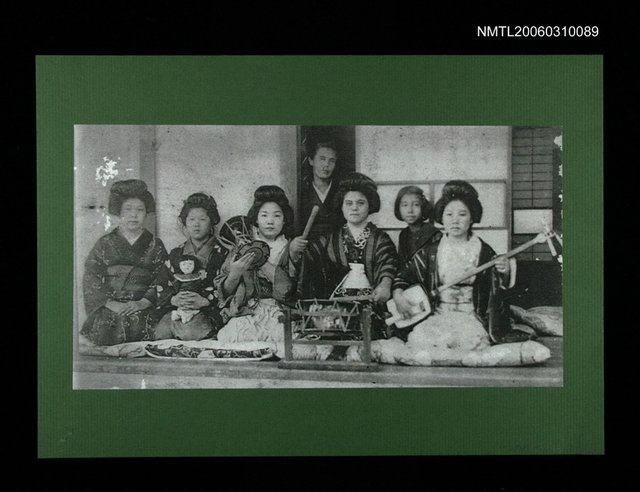 主要名稱：和服婦女藝人合照(影本)圖檔，第1張，共1張