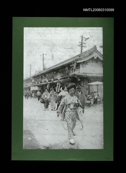 主要名稱：街上和服婦女照片(影本)圖檔，第1張，共1張